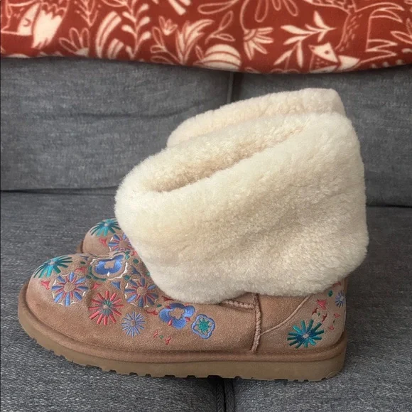 UGG Shearling Boots with Colorful Embroidery - Picture 2 of 4